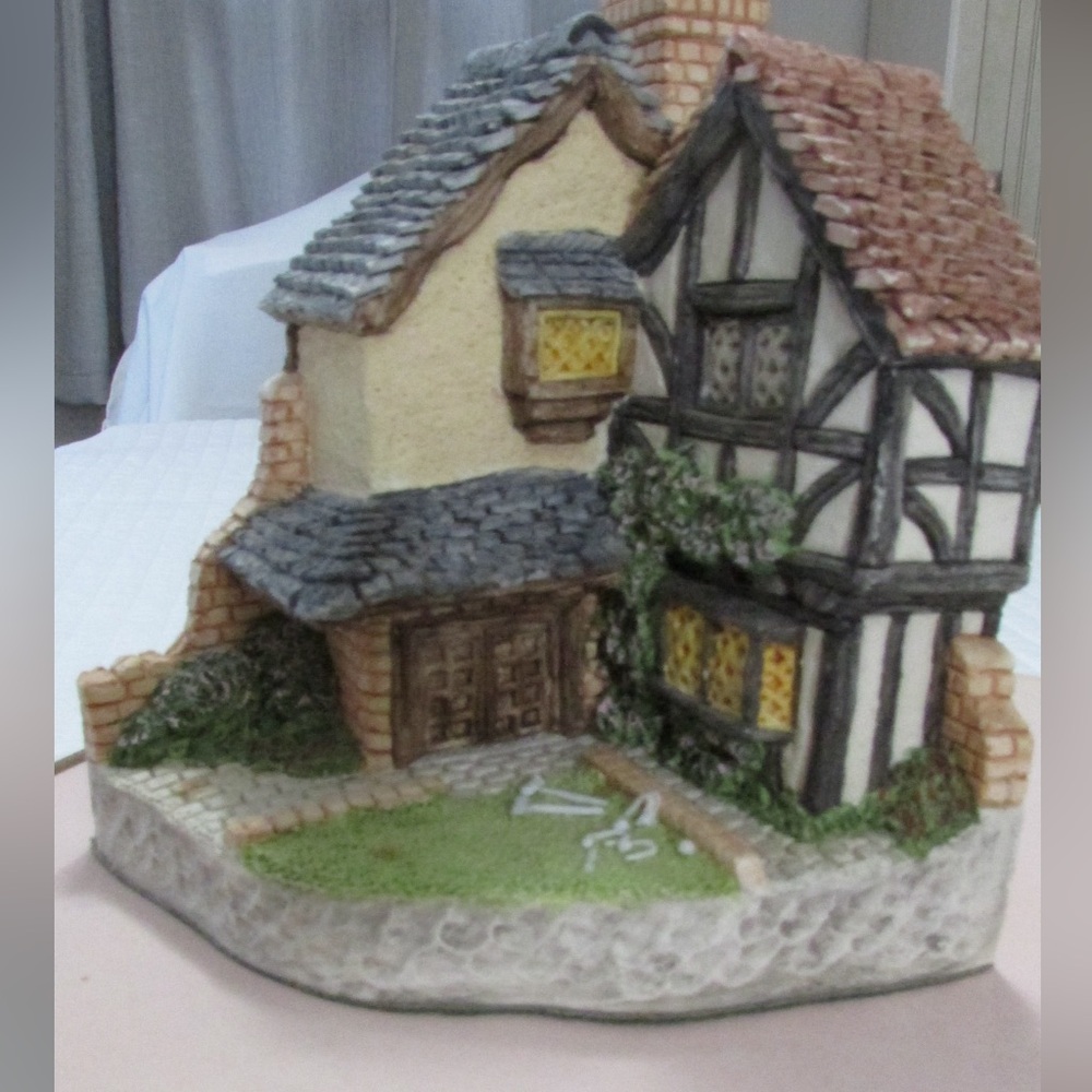 2 pieces David Winter 15 Lawnside Road & Gardner Cottages-like bookends- Guild